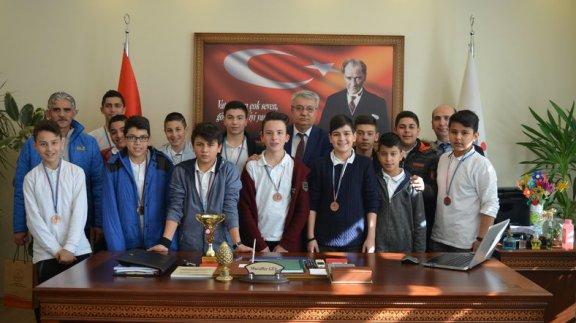Gazi Osman Paşa Ortaokulu Futsal Takımının İlçe Milli Eğitim Müdürümüzü Ziyareti