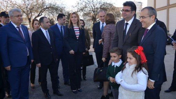 Azerbaycan Eğitim Bakanı Mikail CABBAROV ve Beraberindeki Heyet Yenimahalle Haydar Aliyev Ortaokulunu Ziyaret Etti