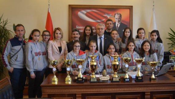 Kardelen Ortaokulu Voleybol Takımının İlçe Milli Eğitim Müdürlüğünü Ziyareti