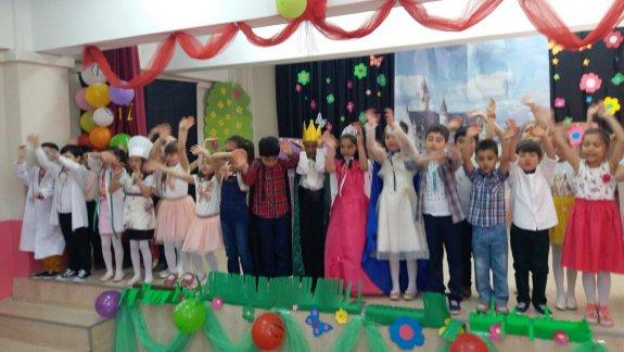 Her Sınıf Bir Piyes Oynuyor  etkinliğinin, İl temsiline Ayşe Tokur İmam Hatip Ortaokulu Bir de Çocuklar Uyansa adlı oyunuyla seçildi.