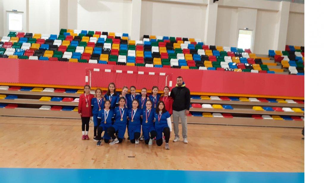 İlçemiz, Nasrettin Hoca Ortaokulu Kız ve Erkek Hentbol Takımları Türkiye Yarı Final Maçlarını Oynamaya Hak Kazandı