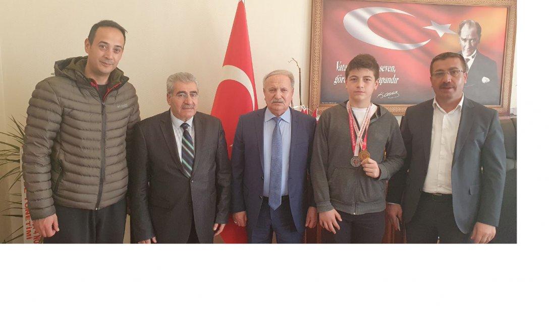 İlçemiz, Şehit İlker Aydın Ortaokulu Öğrencisi Kick Box Türkiye 2. Bülent Berkay SANCAR, Müdürümüz Sayın Hikmet ATICI'yı makamında ziyaret etti