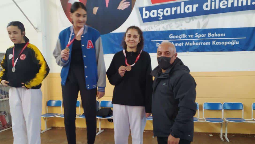 Batıkent MTAL'den Ela APAK, liseler arası karate turnuvasında Ankara birinci liginde, il üçüncüsü olmuştur.