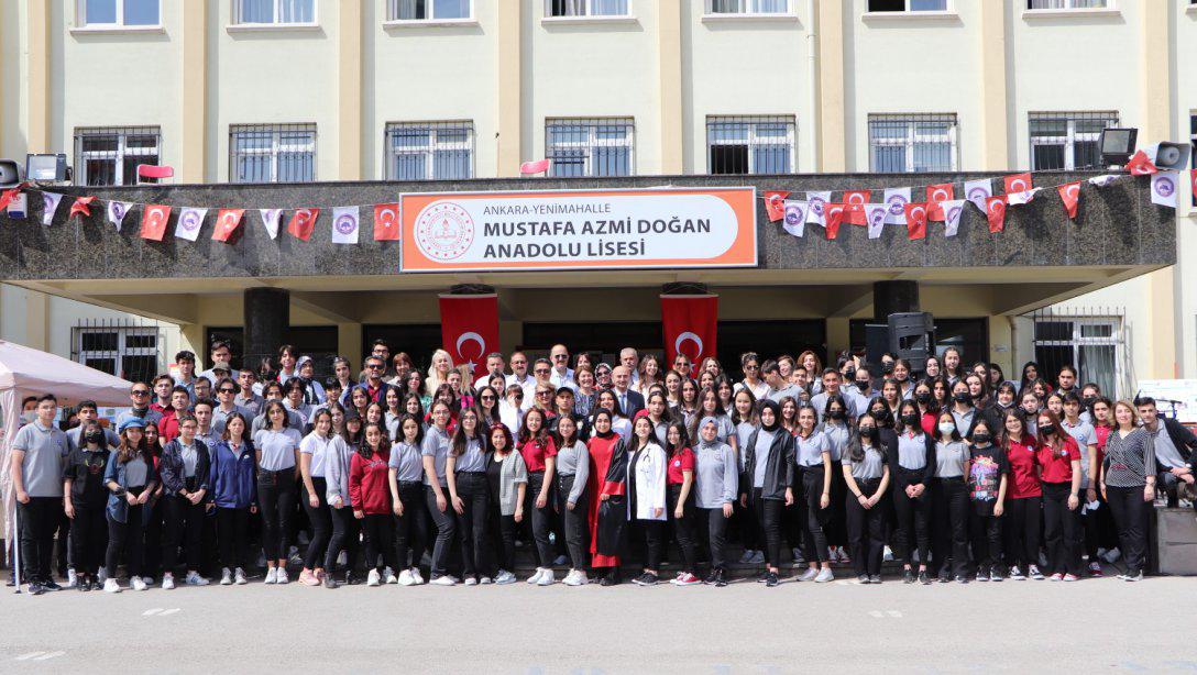 Mustafa Azmi Doğan Anadolu Lisesi öğrencilerinin hazırladıkları TÜBİTAK 4006 Bilim Fuarı, İlçe şube müdürlerimizin katılımlarıyla açıldı.