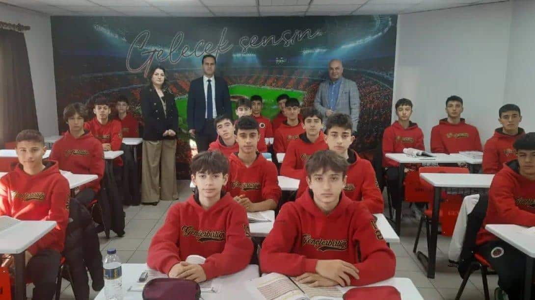 İlçe Millî Eğitim Müdürümüz Sn. Veli KARAKUŞ, Ankara'nın ilk tematik futbol lisesi olan ilçemiz Gençlerbirliği Spor Lisesini ziyaret etti. 