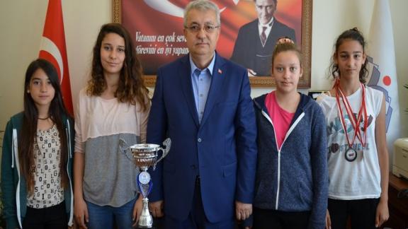 Yenimahalle Gazi Osman Paşa Orta Okulu Küçük Bayan Masa Tenisi Takımından büyük başarı...