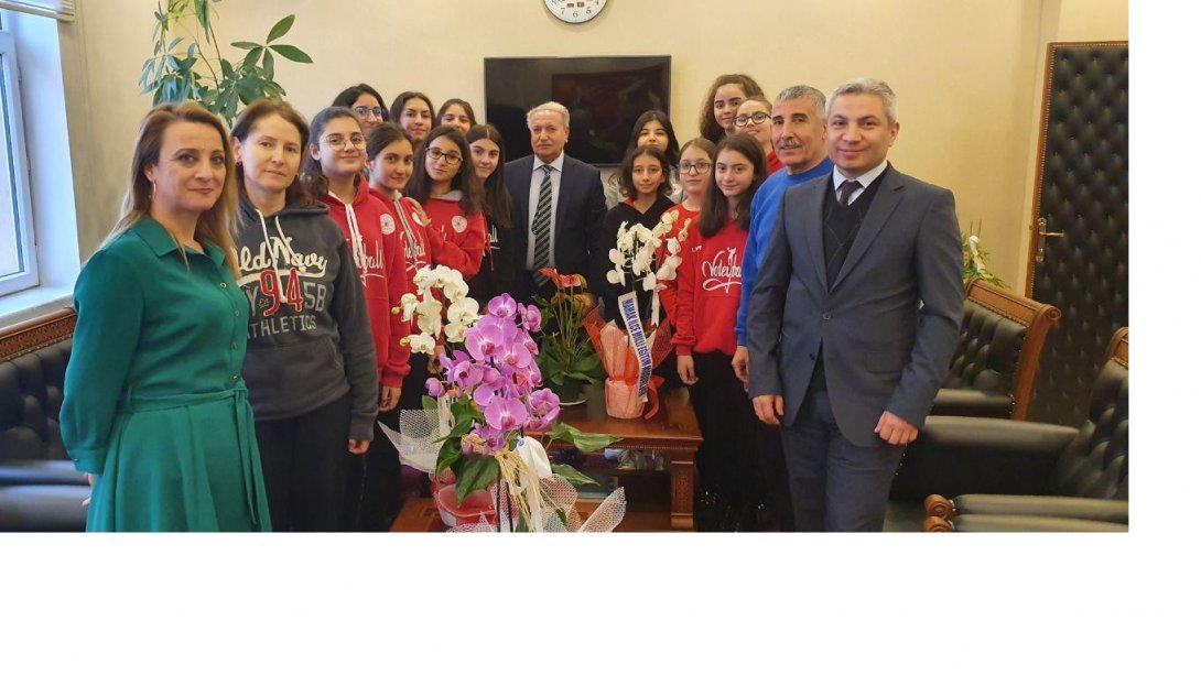 Ankara 4. ü olan İlçemiz, Haydar Aliyev Ortaokulu kız voleybol takımımızın İlçe Milli Eğitim Müdürümüz Hikmet ATICI' yı ziyareti
