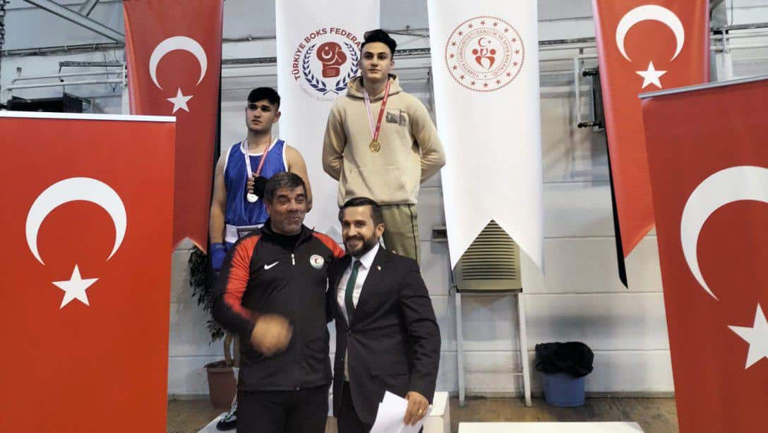 Ankara okullar arası boks müsabakasında 80 kg. da il birinciliği