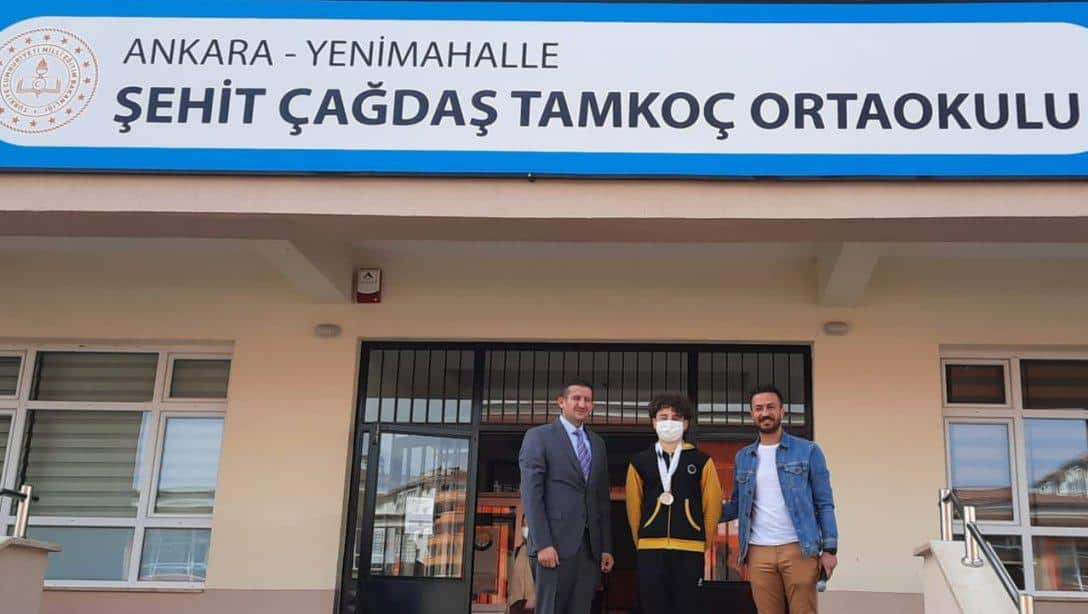 İlçemiz Şehit Çağdaş Tamkoç Ortaokulu 7.sınıf öğrencisi Emirhan Denizhan Modern Pentatlon U15 Kategorisinde yapılan Türkiye Şampiyonasında Türkiye http://2.si olmuştur.