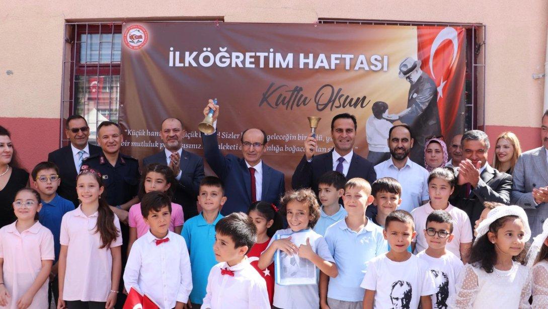 İlköğretim Haftası ilçemiz Şehit Mehmet Bora Tayfur İlkokulunda düzenlenen törenle kutlandı