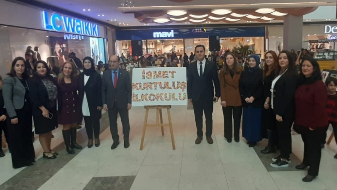 İsmet Kurtuluş İlkokulu öğrencileri tarafından hazırlanan Quilling Sergisi Açılışı; Kaymakamımız Sn.Tahsin KURTBEYOĞLU ve İlçe Millî Eğitim Müdürümüz Sn. Veli KARAKUŞ'un katılımlarıyla gerçekleşti