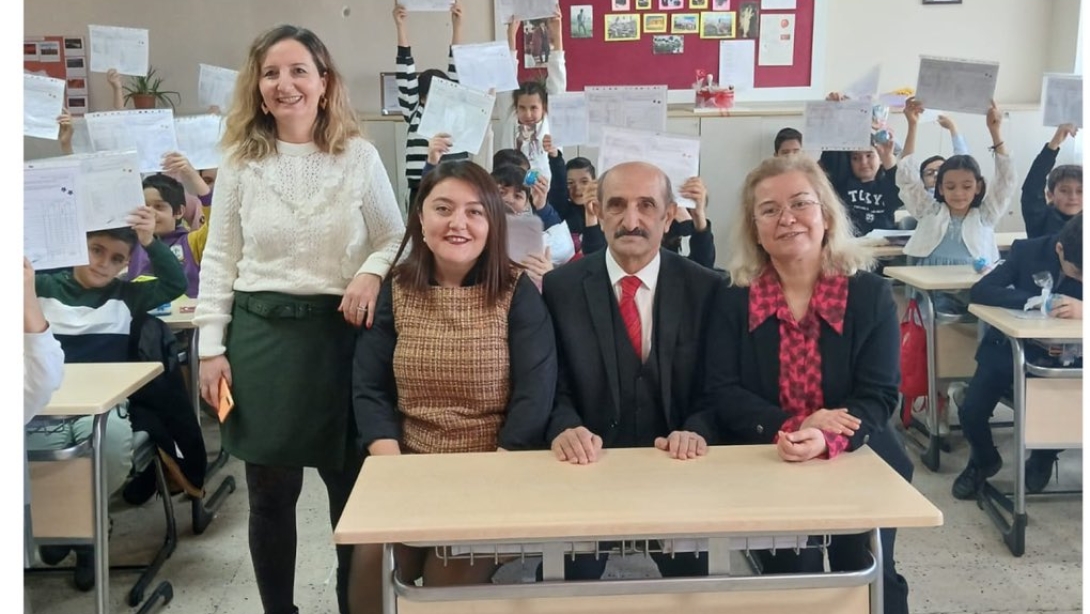 Şube Müdürümüz Sn.Dr. Ayşegül ÇAĞLAR 2024-2025 eğitim öğretim yılının ilk yarısının sona ermesi dolayısıyla,Ergazi Şehit Adil Yurtoğlu İlkokulunda düzenlenen karne dağıtım törenine katıldı.Tüm öğretmen ve öğrencilerimize iyi tatiller dileriz