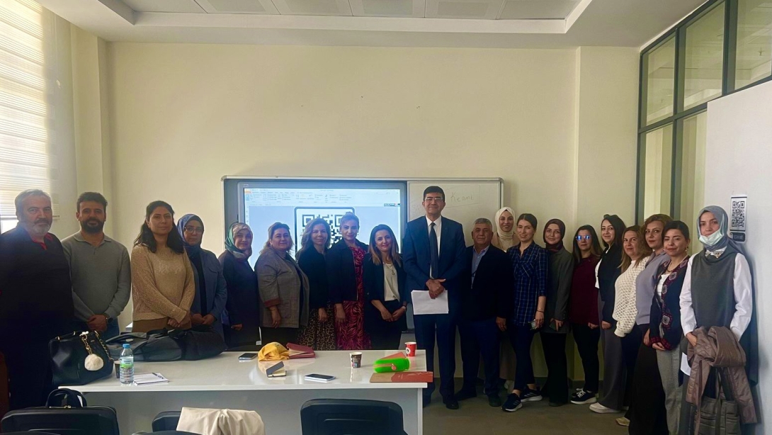 İlçe MEM Ar-Ge Birimi Öğretmenlerin Mesleki Gelişimlerini Desteklemek için Hükümet Konağı İnovatif Öğrenme Salonunda eTwinning,Erasmus+ ve Proje Eğitimi eğitimi düzenledi.