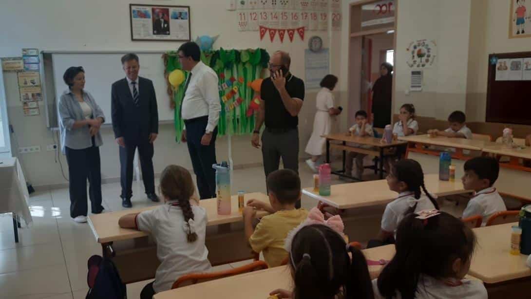İlçe Millî Eğitim Müdürümüz Sayın Muhammet Fatih Zengin ve Şube Müdürümüz Sayın Kadir Güneş, Uyum Haftası kapsamında Faruk Verimer İlkokulunu ziyaret etti.