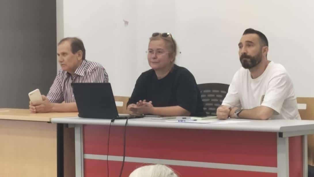 Şube Müdürümüz Sayın Dr. Ayşegül Çağlar, Şehit Sercan Öztürk Anadolu Lisesinde düzenlenen ilçe zümre başkanları toplantılarına katılarak Din Kültürü ve Ahlak Bilgisi ile İngilizce branş öğretmenlerimizle bir araya geldi.