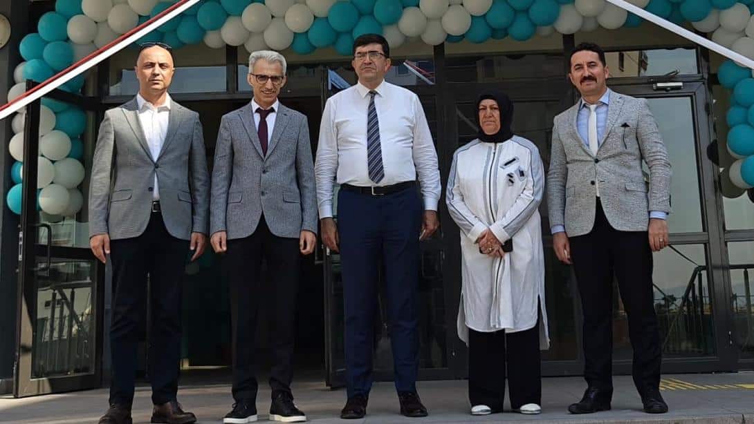İlçe Millî Eğitim Müdürümüz Sayın Muhammet Fatih Zengin, Şube Müdürümüz Sayın Erkan Tuzsuz ile birlikte, okul öncesi ve birinci sınıf öğrencilerimizin uyum haftası programı kapsamında Dede Korkut İlkokulunu ziyaret etti.  